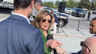 被追問“國會山騷亂”，佩洛西“急眼”手指記者怒斥“閉嘴”