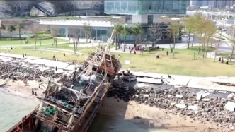 輪船因臺(tái)風(fēng)擱淺岸邊變打卡點(diǎn)，游客希望保留“網(wǎng)紅船”