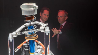 法拉利首款純電動(dòng)跑車核心部件揭曉，多元化戰(zhàn)略邁入里程碑時(shí)刻