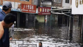 ?廣西一地“洪水圍村”十余天，當?shù)兀喝詳嚯?，安排沖鋒舟皮劃艇接送出行