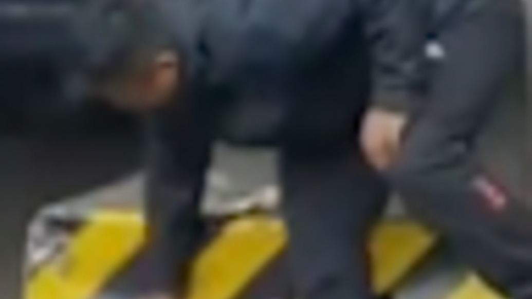 “花不了兩分鐘”，橋洞口反光條蒙灰看不清，男子多次路過時清理干凈