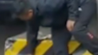 “花不了兩分鐘”，橋洞口反光條蒙灰看不清，男子多次路過時清理干凈