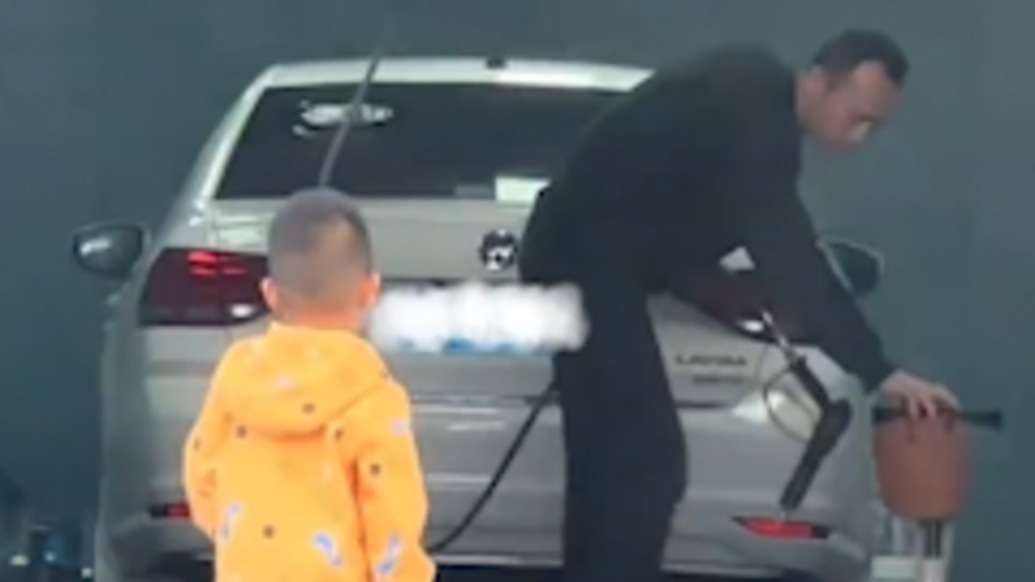 不掃興的大人，洗車店老板工作時偶遇小朋友，順手幫他清洗滑板車