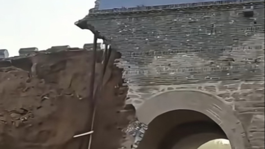 山西临猗县吴王古渡城楼部分坍塌，当地文保中心：坍塌面积约144平米，现场无人员伤亡