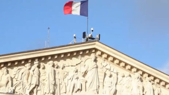 法國(guó)政府在16日首輪議會(huì)不信任投票中過(guò)關(guān)