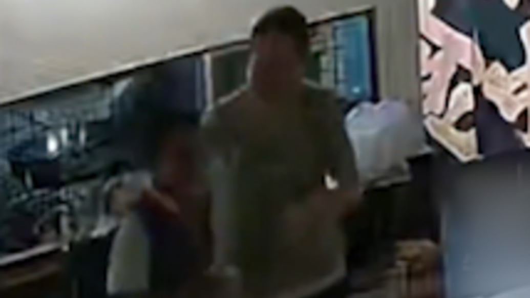 男孩到飯店打包卻暫時無法付款，店主溫柔安慰：什么時候給都行