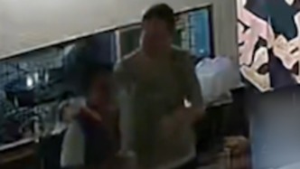 男孩到飯店打包卻暫時無法付款，店主溫柔安慰：什么時候給都行