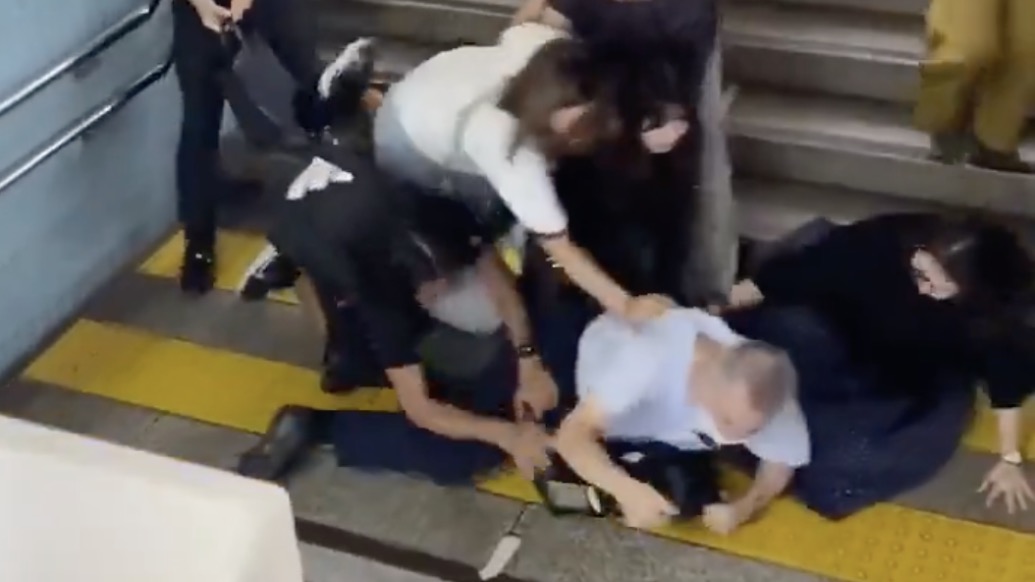 日本一地鐵站內(nèi)老頭涉嫌偷拍女性裙底被抓，五名女性合力將其按倒在地