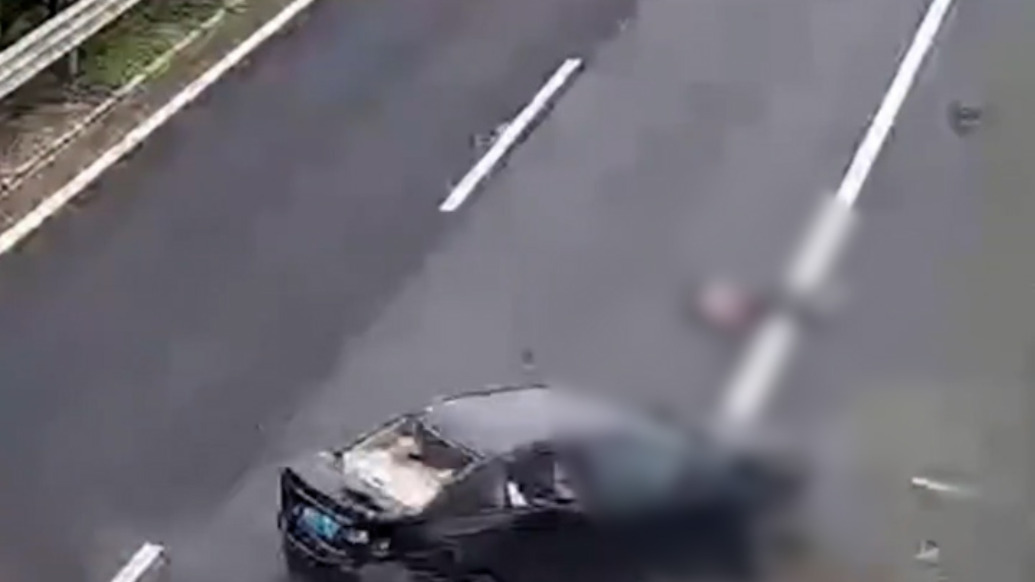 小車突然爆胎后排女子被甩出車窗，交警：后排也要系好安全帶