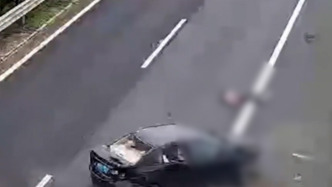 小車突然爆胎后排女子被甩出車窗，交警：后排也要系好安全帶