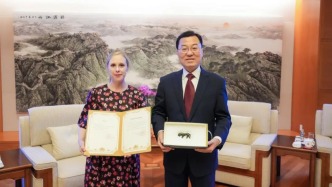 中国驻美大使谢锋接收美国民间机构返还的虎形牌饰文物