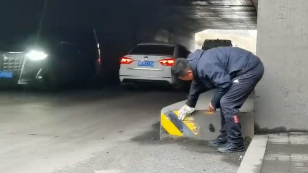 一件順手卻暖心的小事！男子上下班途中把橋洞反光板擦干凈