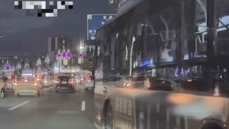 四川南充一輛公交車“蛇形走位”被指開(kāi)斗氣車，公交公司：涉事司機(jī)已停職