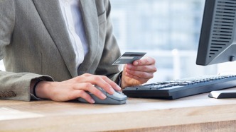 澎湃回聲｜夫妻向“放貸人員”提供銀行卡等“刷流水”被不起訴：未達(dá)出借卡數(shù)要求