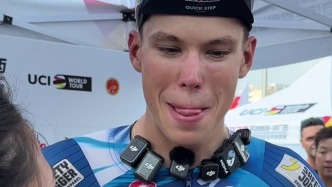 領(lǐng)口上一圈無線麥克風，馬尼耶：我的新項鏈！