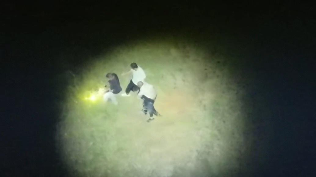 “我在草叢中看到一束光”,武漢民警利用熱成像無(wú)人機(jī)雨夜找回阿爾茨海默病老人