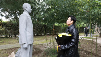 《沉默的榮耀》劇中吳石飾演者于和偉等赴吳石烈士與夫人墓緬懷紀念