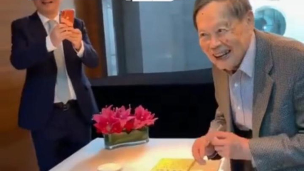 楊振寧102歲生日慶典，與翁帆揮毫簽名