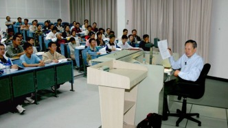 楊振寧的晚年：年逾八旬仍堅(jiān)持授課，奮斗在科研一線