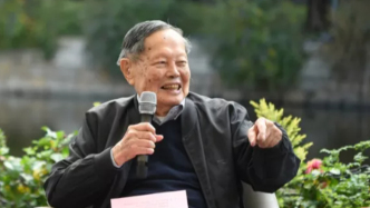 楊振寧晚年多次到訪滬上高校：聰明和努力重要，最重要的是走上正確的道路