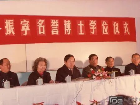 复旦发文缅怀杨振宁：曾与师生畅谈物理的诱惑，激励后学不断求索
