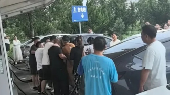 他們使出了九牛二虎之力，“電動爹”仍靠打架搶高速充電樁