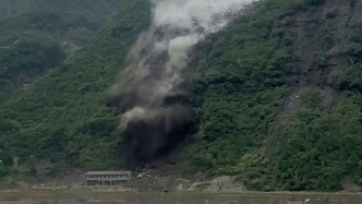 湖北郧西兰滩口一处山体大面积滑坡，山脚下一建筑瞬间被吞没