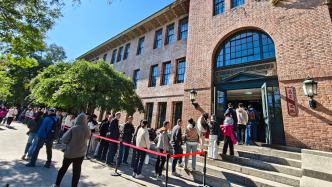 悼念楊振寧的人在清華高研院門(mén)口排起長(zhǎng)隊(duì)，有人一早從天津趕來(lái)