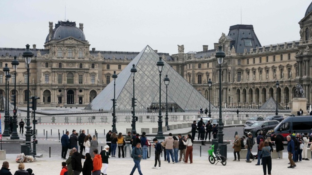 盧浮宮遭搶細(xì)節(jié)曝光：3劫匪7分鐘盜走9件珠寶，騎摩托逃離