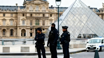 法国文化部长确认卢浮宫找回一件被盗珠宝：掉半路了