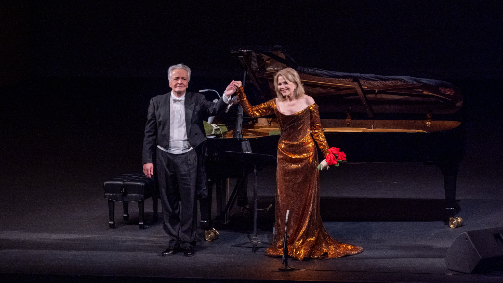 寶刀未老！66歲弗萊明和上海樂迷合唱《窈窕淑女》