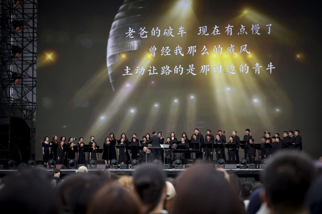 彩虹室内合唱团在青浦歌唱，有人坐着高铁来赴约