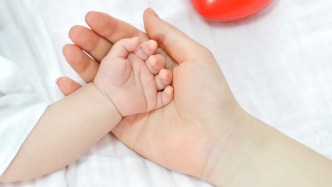 国家医保局：25省份、近9成统筹区实现生育津贴直接发放至个人