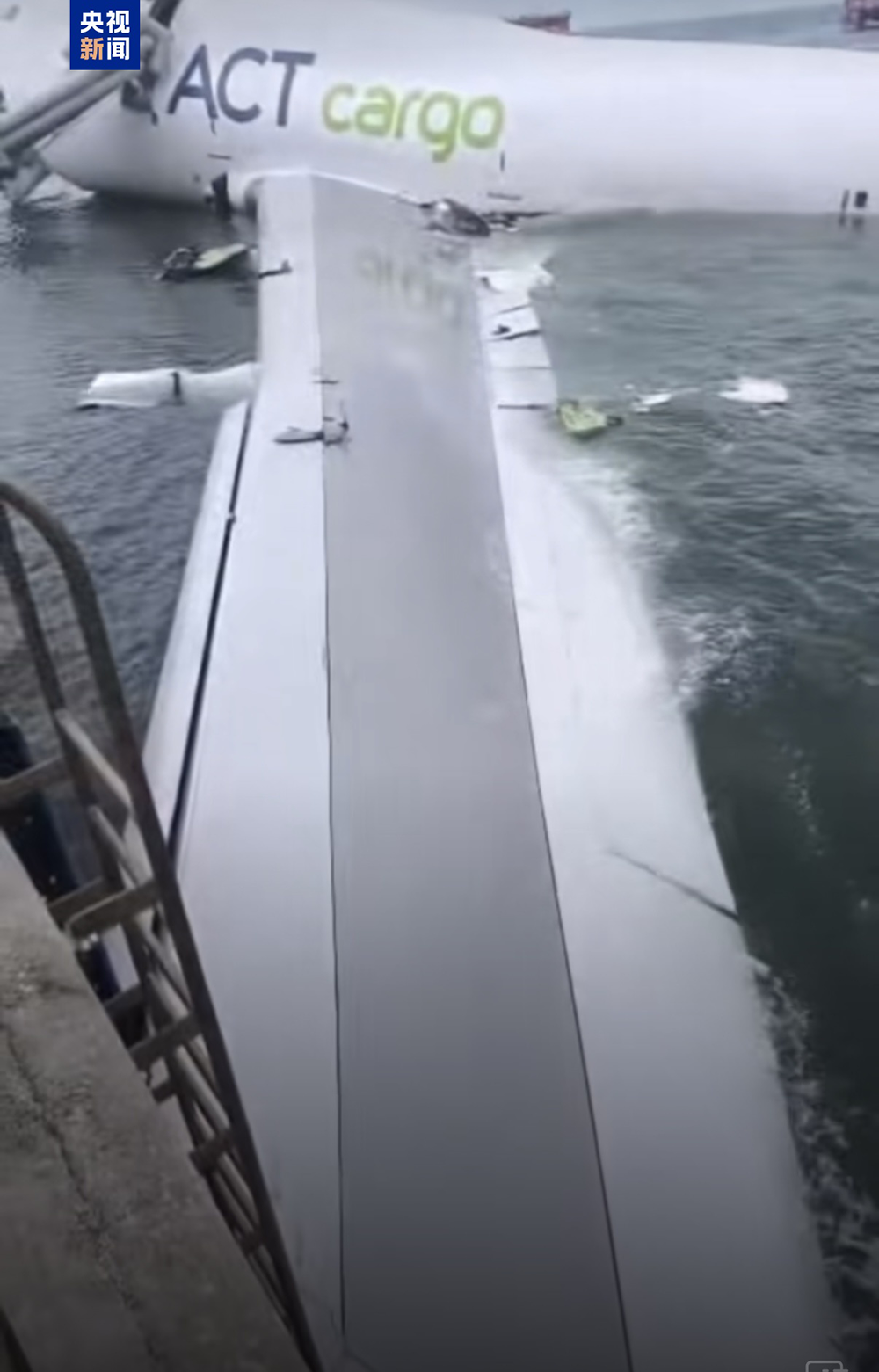流年松柏木命财运:流年财运与住宅风水-一货机在香港降落后滑落海面：4名机组人员均未受伤，地勤车疑与飞机相撞，车上2人失踪