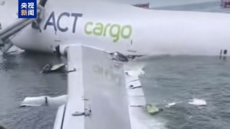 一貨機在香港降落后滑落海面：4名機組人員均未受傷，地勤車疑與飛機相撞，車上2人失蹤