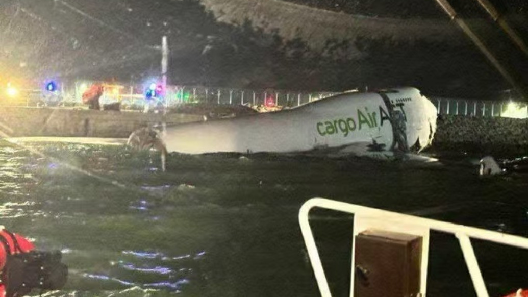 香港一貨機降落時與地勤車相撞后墜海，致2人死亡
