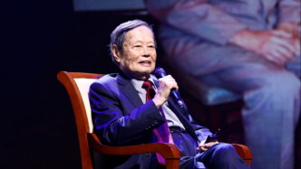 施一公在《光明日報》撰文懷念楊振寧：他的精神在星河中閃亮