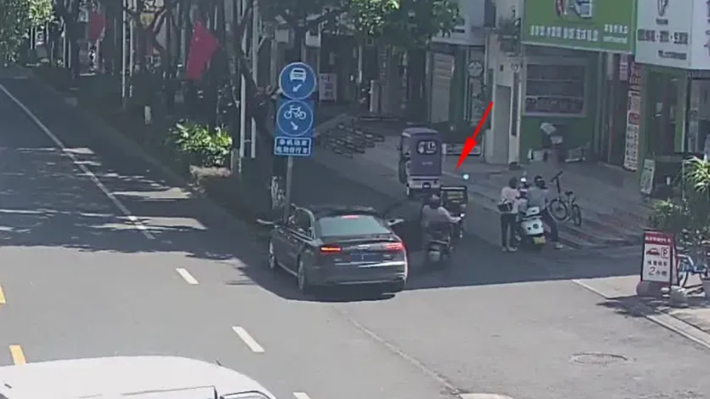 “開門殺”致過路電動車倒地，轎車司乘共同承擔(dān)全部責(zé)任