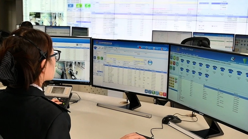 老人吃雞肉被卡住，120調(diào)度員4分鐘“隔空急救”幫助脫險(xiǎn)