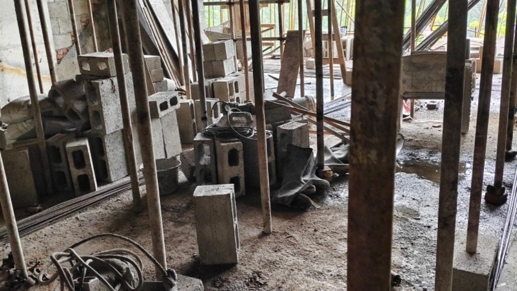 重庆巫溪一小区4户业主在地下车库偷挖地下室,县住建委:责令停止施工