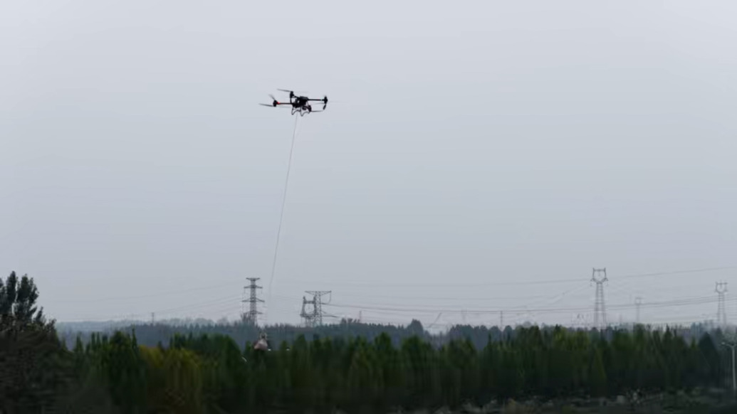 無人機培訓學校組織學員免費幫農民從泥濘地里吊運玉米花生