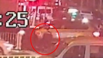 “豈能坐視不管？” 汽修店員工拿起千斤頂救被車壓住的男童