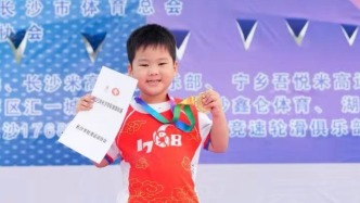 從“摔跤小能手”到雙冠王，4歲男孩輪滑賽場上完成逆襲