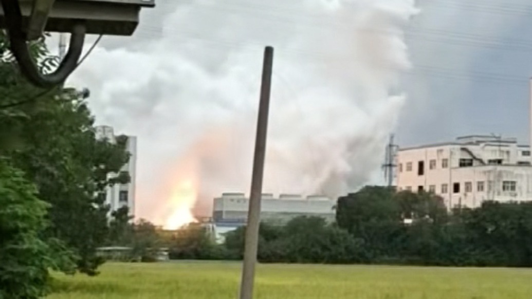 無錫江陰一化工企業(yè)發(fā)生火災(zāi)騰起白霧火光沖天，環(huán)境部門已開展應(yīng)急監(jiān)測