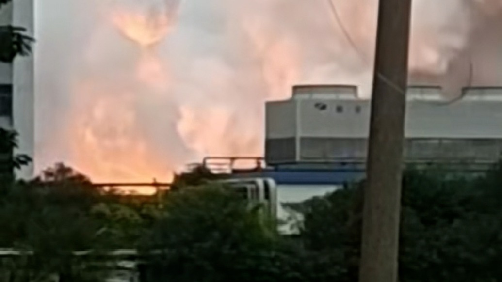 江阴通报化工厂火灾：黄磷溢出罐车自燃，周边环境和水体均正常
