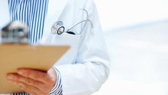 保安上班時(shí)腦出血13天后離世：人社局稱超48小時(shí)拒認(rèn)工傷，家屬已起訴