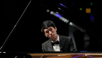 27歲華裔陸逸軒收獲本屆“鋼琴奧運”冠軍，媽媽畢業(yè)于復(fù)旦，啟蒙老師畢業(yè)于上音