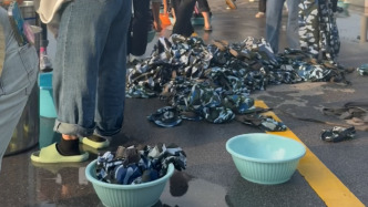 連續(xù)8年，河南一高校將軍訓(xùn)服洗干凈后送戶外勞動者