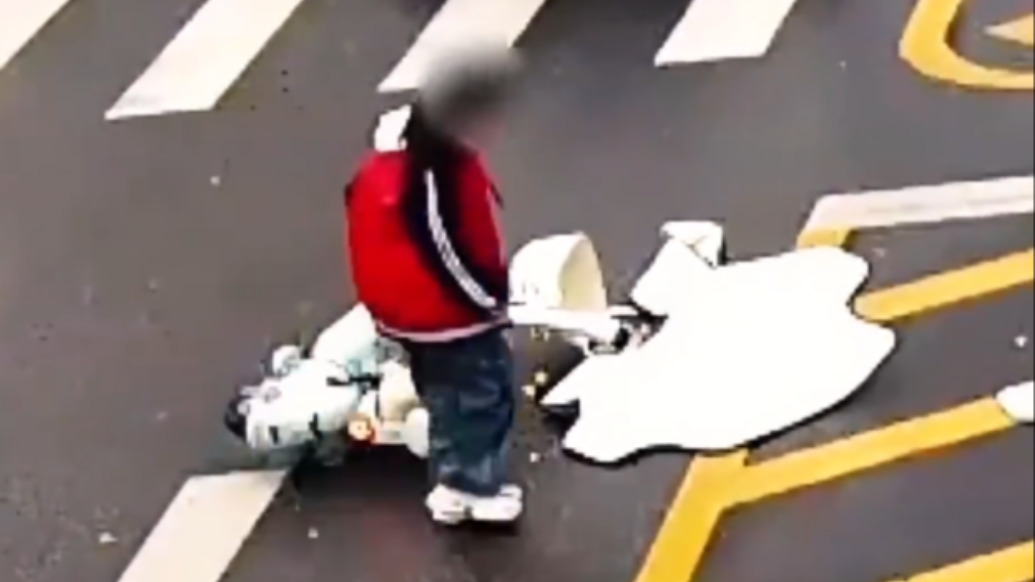 13岁女孩逆行闯红灯撞上出租车！交警：女孩负事故全责