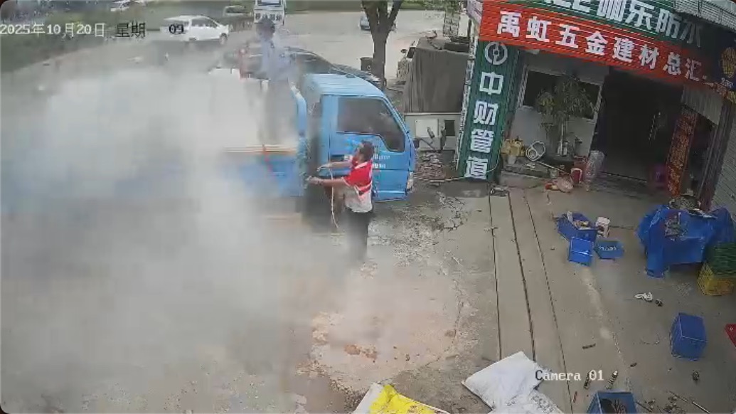 貨車(chē)行駛中突然著火，火苗躥到兩米高，幸而遇見(jiàn)了他……